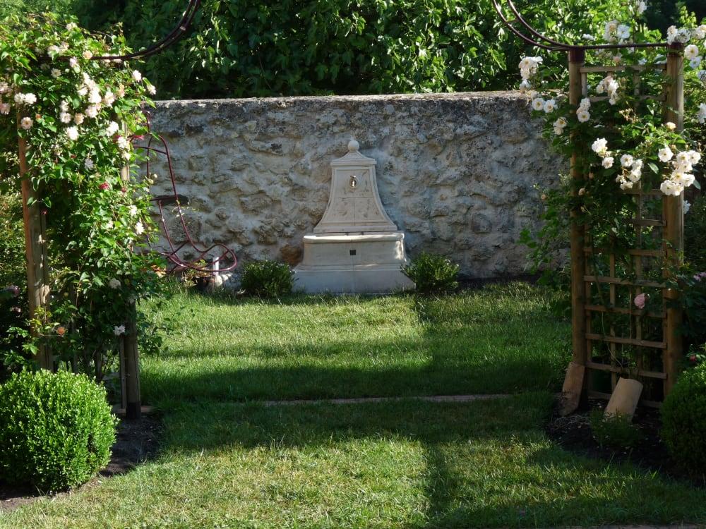 Ambiance fontaine de jardin en pierre reconstituée auteuil Roc-de-france-pierre-reconstituee-ambiance-fontaine-jardin-auteuil-nature