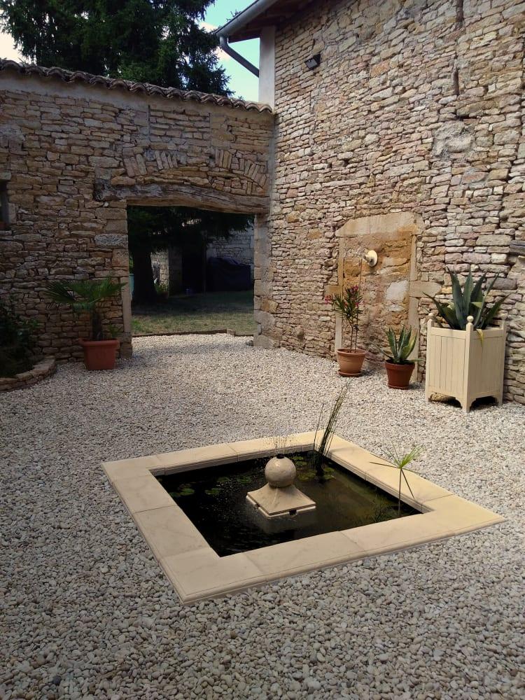 Fontaine bassin carré Eden en pierre reconstituée Bassin carré Eden avec coeur central Glanum