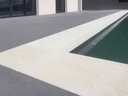 Ambiance margelle de piscine en L ou à talon aspect pierre Margelle en L pour piscine en pierre reconstituée, couleur ivoire