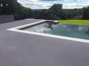 Ambiance margelle de piscine en l ou à talon couleur ivoire Vendée Roc-de-france-concrete-line-ambiance-dallage-gris-margelle-piscine-l-talon-pierre
