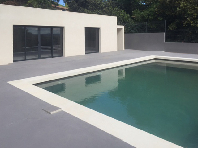 Margelle en L pour piscine en pierre reconstituée, couleur ivoire Roc-de-france-concrete-line-ambiance-margelle-piscine-l-talon-vendee-ivoire-terrasse