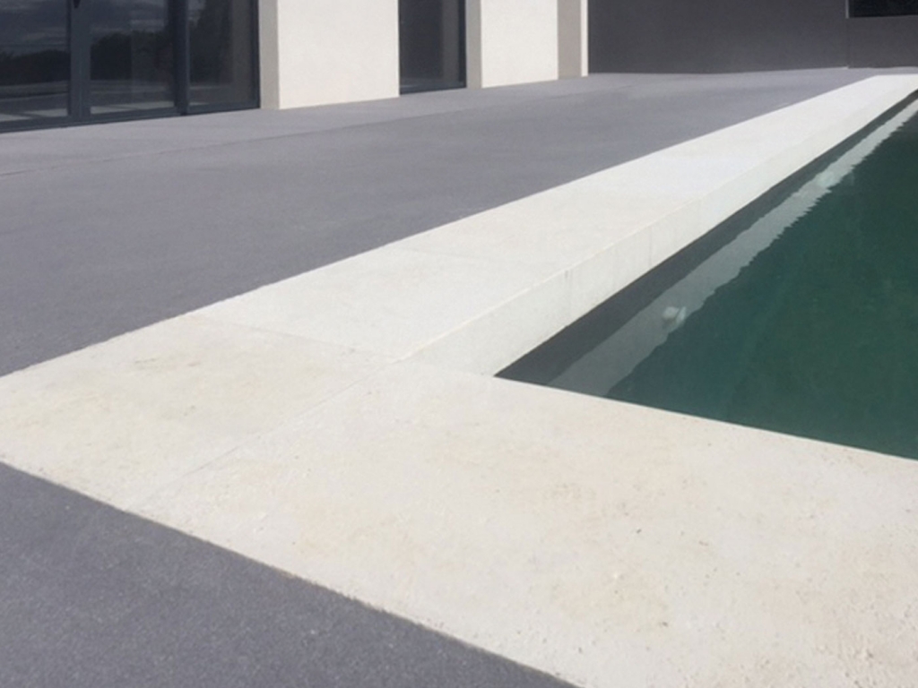 Ambiance margelle de piscine en L ou à talon aspect pierre Roc-de-france-concrete-line-ambiance-dallage-gris-margelle-piscine-l-talon-pierre